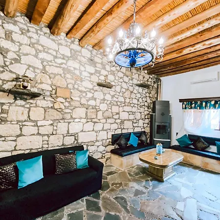 Moonstone Traditional House Semesterbostad *