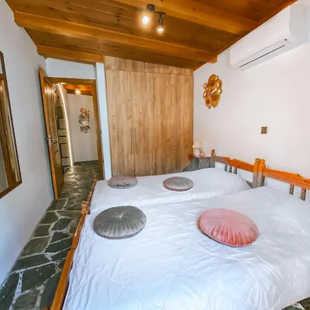 Case de vacanță Moonstone Traditional House *