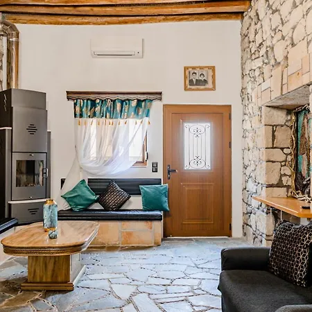 Moonstone Traditional House Casa vacanze