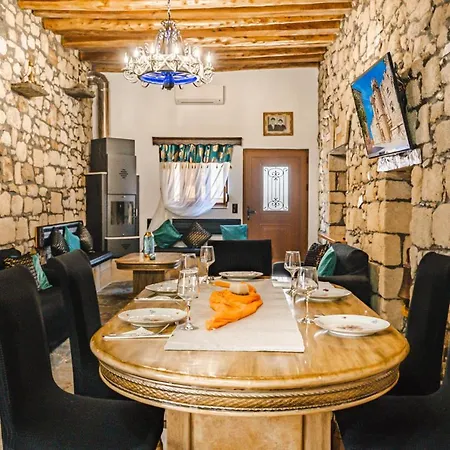 Case de vacanță Moonstone Traditional House Haraki
