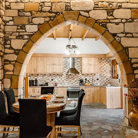 Moonstone Traditional House Casa vacanze